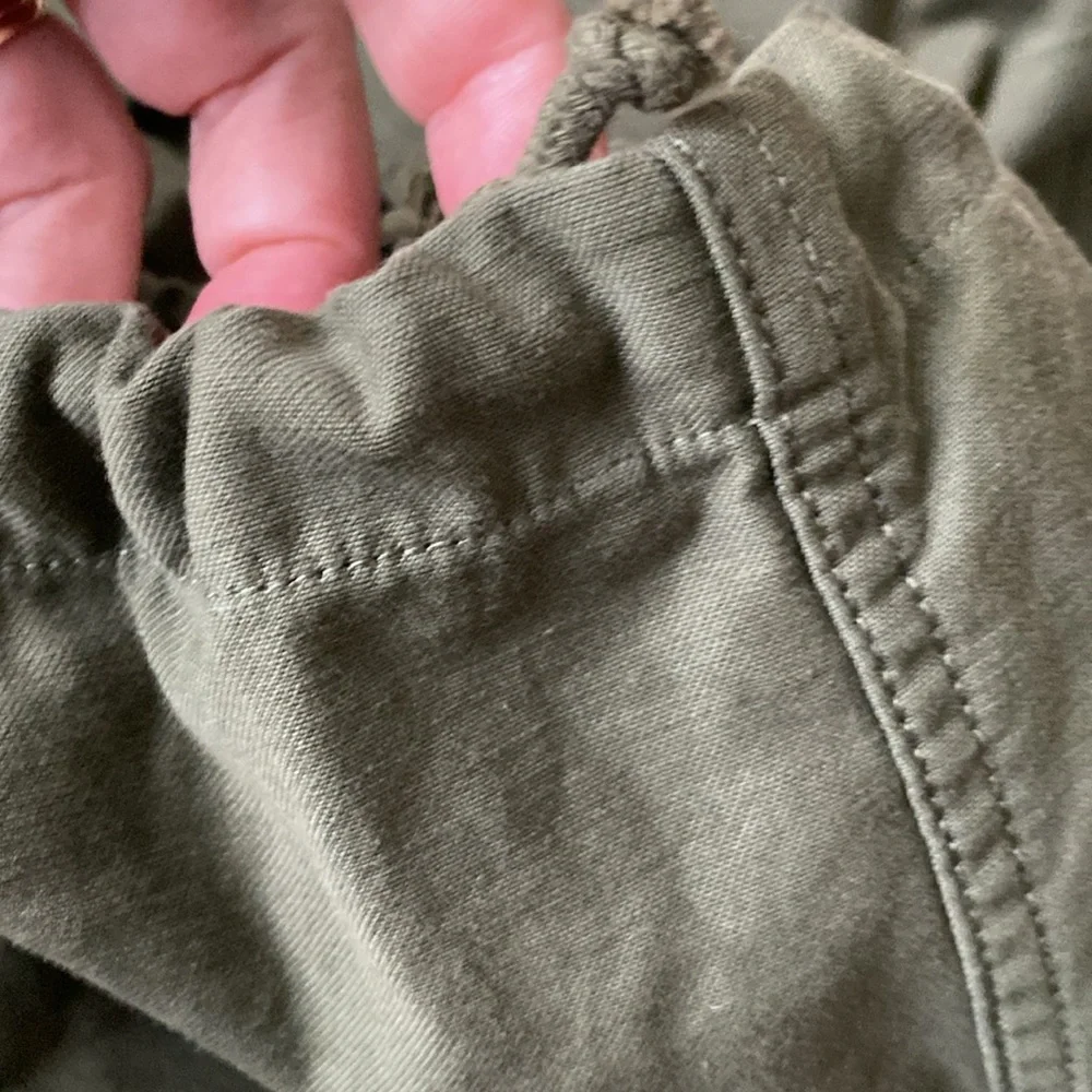 Aritzia TNA Women’s Supply Cargo Pant Size 4 Olive Green spotless new condition